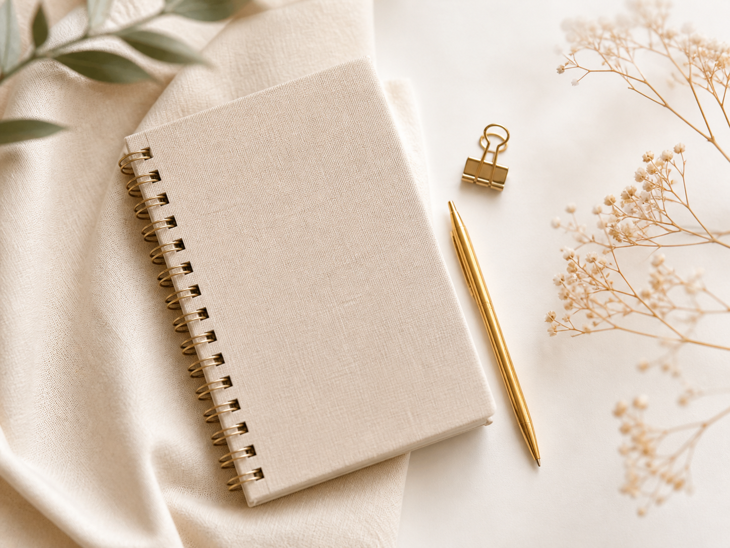 Caderno e caneta de papelaria