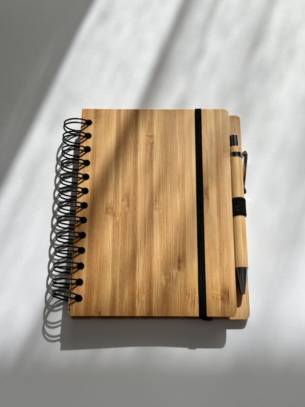 Caderno com Capa de Madeira de Bambu