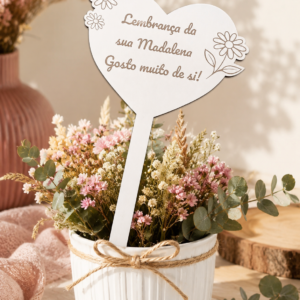 Arranjo floral personalizado com placa coração e mensagem especial