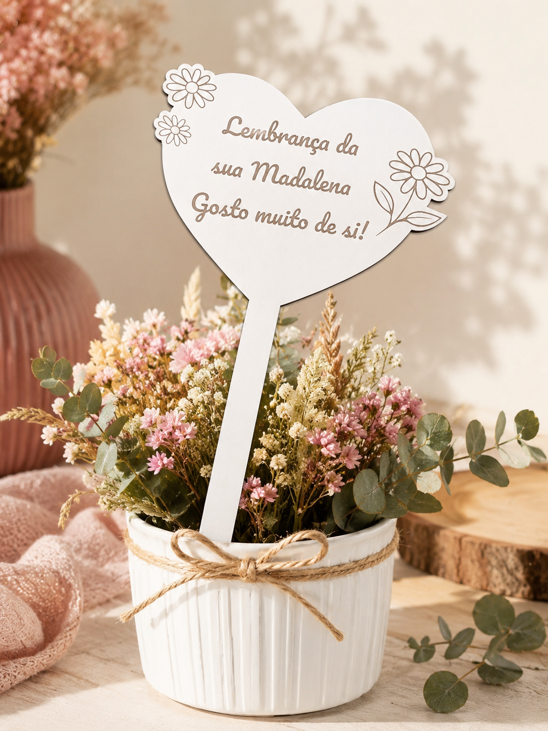 Arranjo floral personalizado com placa coração e mensagem especial