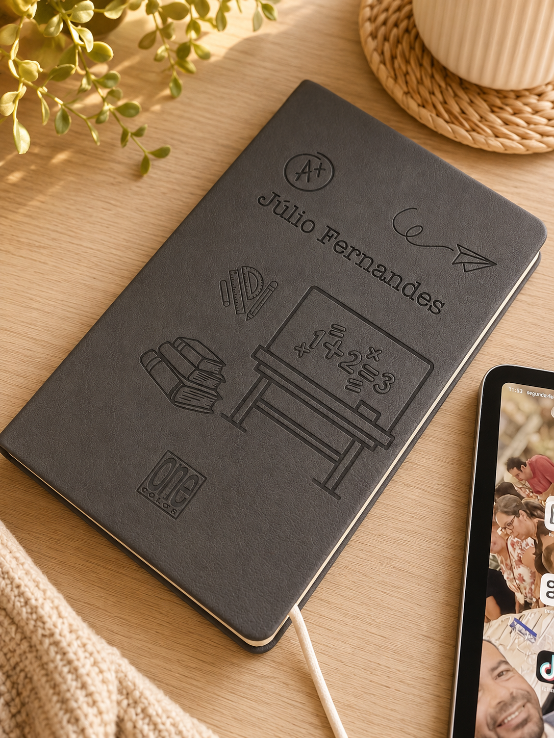 Caderno personalizado escolar com nome e elementos de matemática