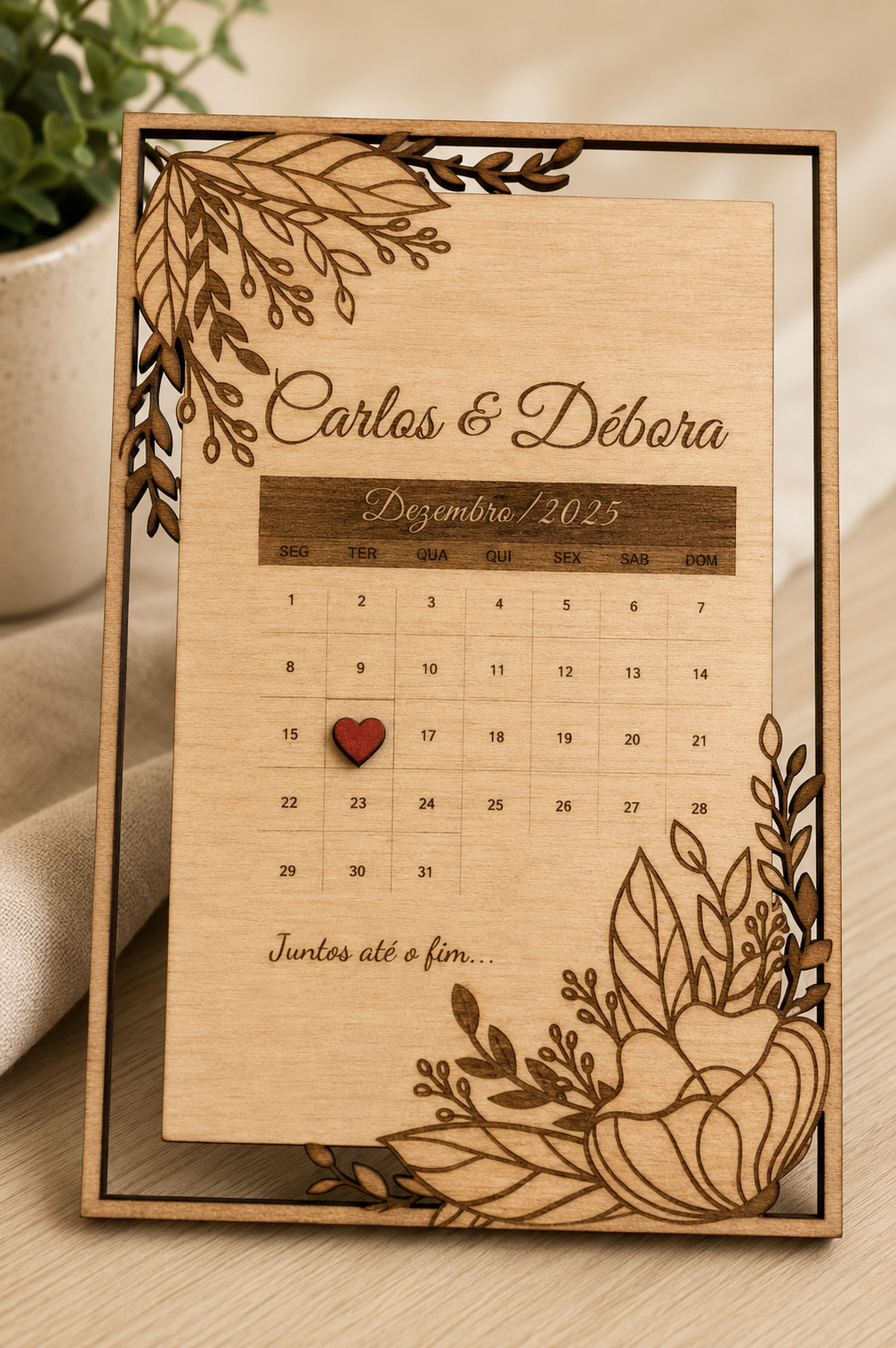 Presente personalizado em madeira: calendário gravado a laser com nomes e data especial, feito no ateliê da Organize Sua Vida