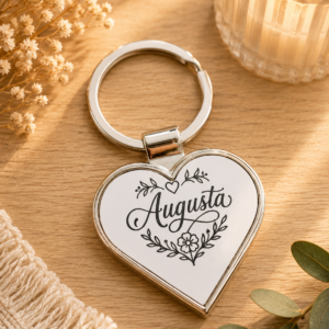 Chaveiro personalizado em formato de coração com o nome Augusta