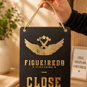 Placa aberto e fechado personalizada em madeira e acrílico para barbearia