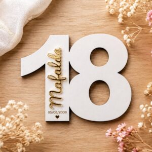 Imã personalizado de aniversário em madeira com nome em acrílico dourado e data gravada