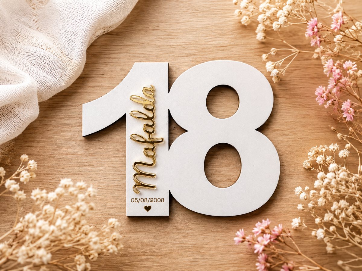 Imã personalizado de aniversário em madeira com nome em acrílico dourado e data gravada